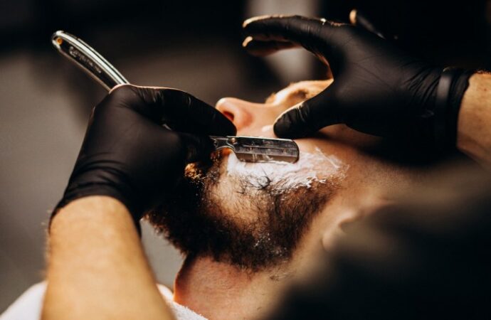 Sztuka męskiego golenia — tradycyjne vs. nowoczesne techniki i narzędzia