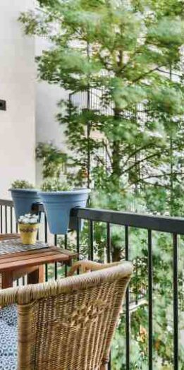 10 pomysłów na aranżację niewielkiego balkonu: jak stworzyć ogród na ograniczonej przestrzeni.