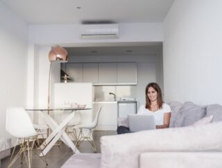 Jak ochłodzić mieszkanie szybko i tanio bez konieczności instalowania klimatyzatora?